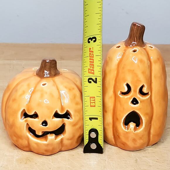 Enesco Halloween Carved Pumpkin Salt & Pepper Shakers Vtg 3" - Picture 2 of 7
